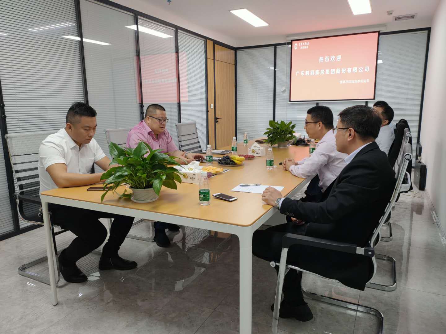 走進潤陶 |韓麗家居董事長胡文權先生一行蒞臨潤陶陶瓷參觀考察